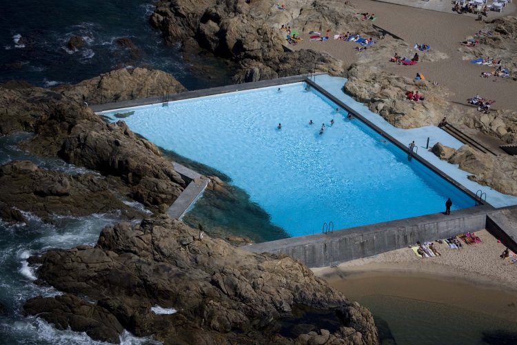 Der Schwimmbadkomplex Leça, entworfen 1966 von Alvaro Siza, an der natürlichen Felsenküste von Matosinhos, Portugal.