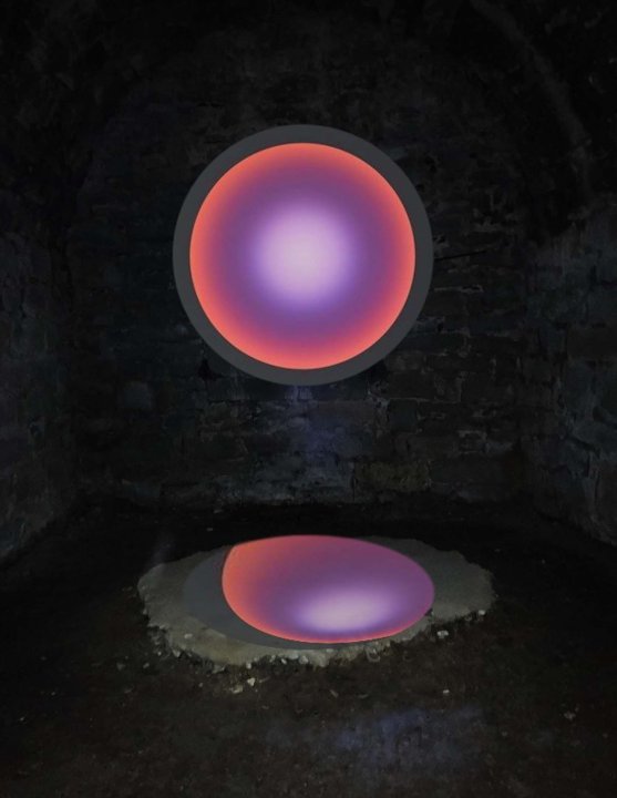 Aufnahme der Installation «IN/OUT» von Mika Schell zeigt einen lila leuchtenden runden Kreis, der sich in einer Wasserlache zu spiegeln scheint.