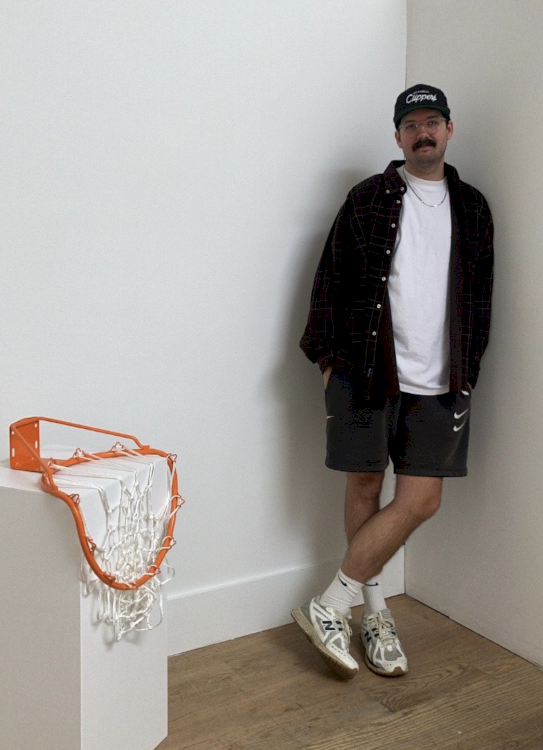 Der Künstler Douglas McCurdy steht neben einem seiner Basketballkorb-Werke während seiner Solo-Show in Brooklyn, NY.