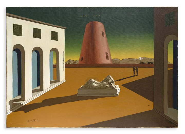 Ein surrealistisches Gemälde mit einem Haus auf der linken Seite mit runden Torbögen und blauen Türen, im Hintergrund ist ein roter Turm zu sehen, in der Mitte des Bildes lieg eine Skulptur aus Stein.